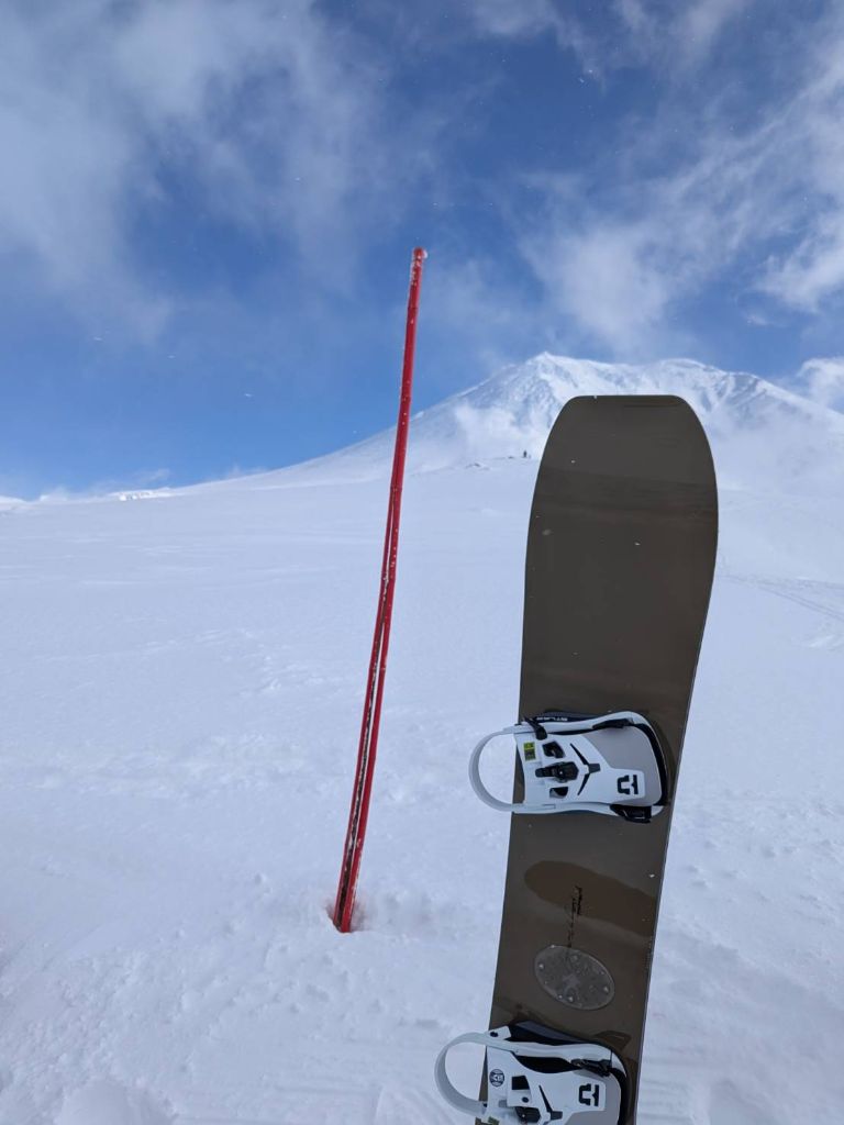 標高1,600m地点からの雪山の景色